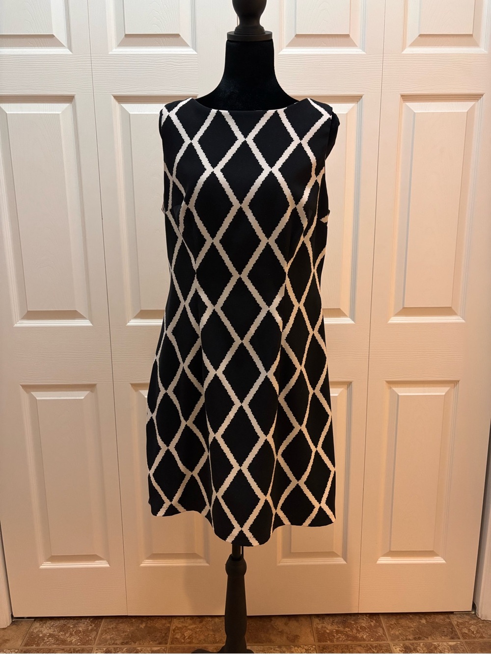 AB Studio Black and White Geometric Sleeveless Shift Dress